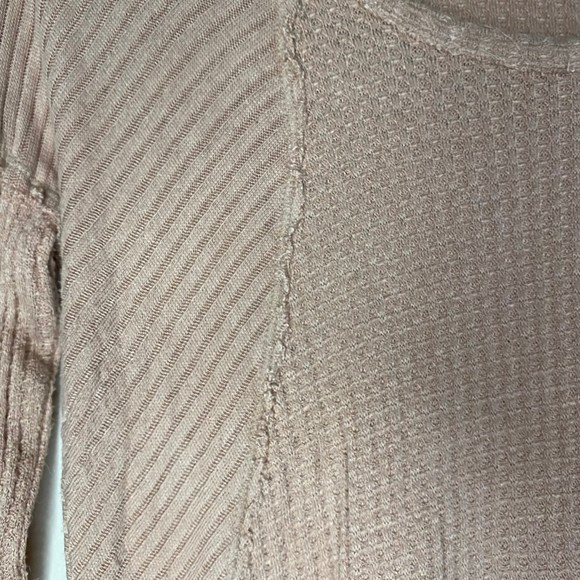 FREE PEOPLE woman's size XS Ventura faded rose thermal oversized high low top - Picture 8 of 13